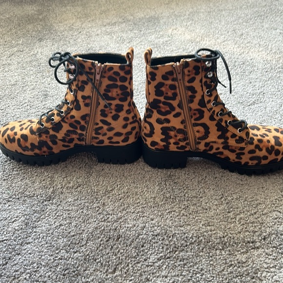 Women’s Leopard Print- Short boots
Charlotte Russe- Size 7- Brown & Black - Picture 7 of 7